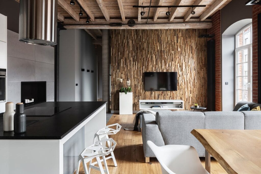 un salon avec un mur en bois