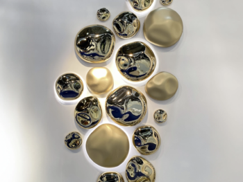 Décoration murale Stone Fuoriluogo Milano composition galets chrome et or
