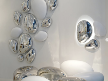 Aménagement intérieur de luxe avec galets décoratifs Chrome Pebble et décorations murales miroir Fuoriluogo Milano, design contemporain blanc et chrome.
