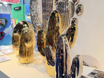 Exposition de sculptures cactus design en résine chromée or et argent Fuoriluogo Milano, objets de décoration de luxe pour intérieur contemporain.