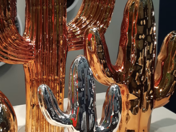Trio de cactus décoratifs en résine chromée finitions or, argent et cuivre Fuoriluogo Milano, sculptures design italiennes de luxe.