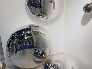 Poufs design Atollo en polyuréthane rigide finition chrome miroir argent, utilisables comme assises au sol ou décorations murales, Fuoriluogo Milano.