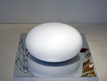 Pouf design Atollo blanc mat de Fuoriluogo Milano en polyuréthane rigide, assise circulaire minimaliste pour intérieur de luxe.