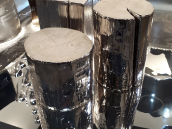 Rondins décoratifs en bois massif chromé Chrome Cubes Fuoriluogo Milano, sellettes design avec plateau en bois naturel et côtés chrome miroir.