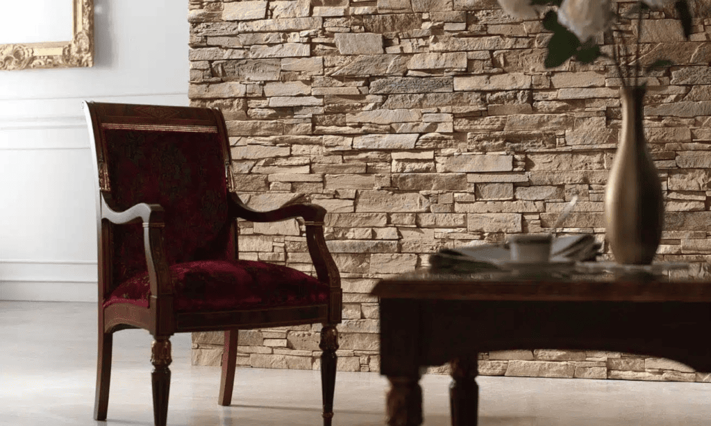 Mur en pierre dans un salon avec une chaise
