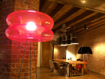 un salon avec une lampadaire rose