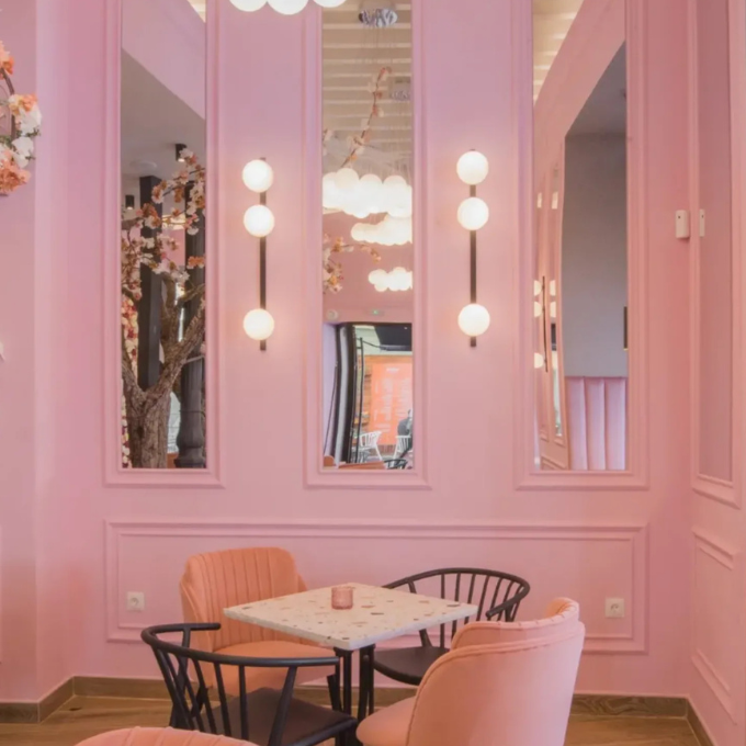 intérieur d'un café tout rose