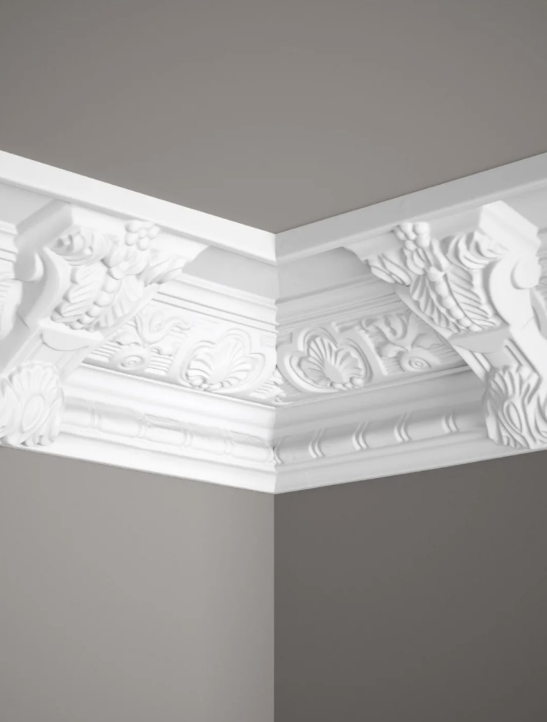 Corniche d'angle ornée en ProFoam Mardom Decor, détails sculptés haute précision.