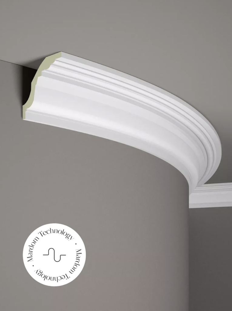 Corniche flexible Mardom Decor posée sur mur arrondi pour adaptation parfaite.