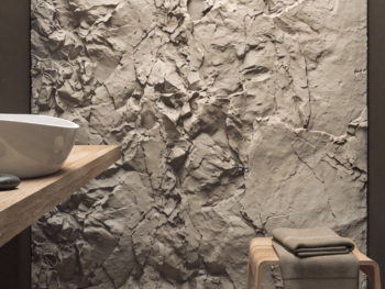 Panneau mural en polyuréthane imitation roche naturelle Roca Nature de Panel Piedra dans un salon moderne.